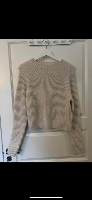 Stickad tröja - Superfin stickad tröja från Monki. Aldrig använd. Strl L, men passar mig som är S-M. Pris kan diskuteras💕