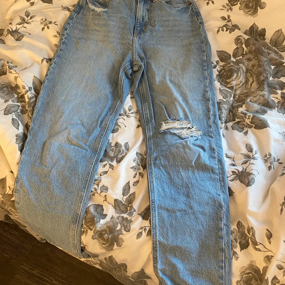 Mom jeans med slitningar från H&M. Använda fåtal gånger, tvättad en gång. Stretchiga🩷. Jeans & Byxor.