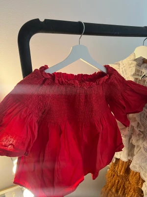 Röd blus - BikBok - Röd blus från BikBok. Storlek xs 