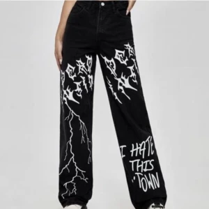 Svarta jeans med tryck - Svarta baggy jeans med tryck, storlek XS. Öppen för förslag på pris👍