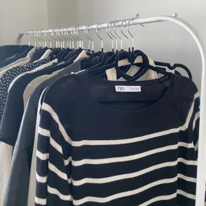 randig tröja  - tvärsnygg randig tröja från Zara i storlek M men passar även S! jättebra skick💓