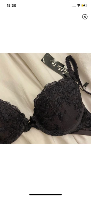 Bh Ella m  - Väldigt söt bh st 75b men skulle säga att den passar 75a och liknande mer. Den har padding och ingen push upp men ger ändå fin form. Skriv gärna för fler bilder/info 💞 