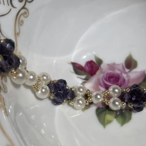 Armband - Armband i vitt och lila med guld lås: -Tillverkas utefter önskemål när det kommer till storlek -Frakt ingår i priset