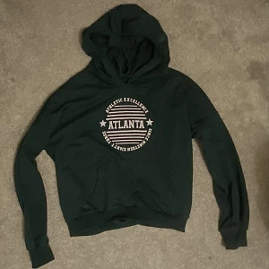 Grön hoodie - Grön hoodie, väldigt skön och lätt. Aldrig använd. Värde 100kr Pris 50kr