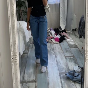 Los Waist jeans  - Säljer mina Arrow jeans i färgen mörkblå från Weekday, byxorna är helt oanvända och har bara testat dom på en gång, ny priset för dom är 520 💗  Modellen är nästan slut i alla storlekar 
