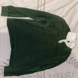 En oliv grön skjorta/ tröja från 90s 