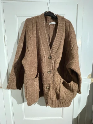 Brun stickad kofta - Stickad kofta fem Pull & Bear🐻🥥🤎 verkligen supermysig och skön! Sitter väldigt oversize även fast det är strl S. Lite ledsen över att sälja då den är skön på vintern, men den har inte använts på länge och förtjänar ett bättre hem🫶🏼