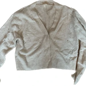 Kofta med prälor - En kofta med pärlor från H&M, strl S🤍 Säljes då den tyvärr inte kommer till användning längre. Köparen står för frakten, kan även mötas upp i Stockholm🤍