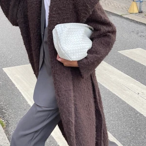 NA-KD kappa  - Väldigt oversize kappa i storlek 40/42 tror jag, men den passar mig oversize som har storlek M 