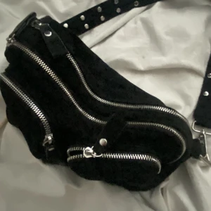 Gina tricot väska - Säljer denna gammla poppisen då den inte kommer till användning! Nypris 349! 