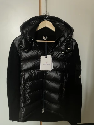 Moncler cardigan  - Hej! Säljer nu min moncler cardigan då jag köpt en ny jacka och inte använder denna, använd men är mycket bra skick, hör av er för fler bilder om ni är intresserade!🫶🏼💓