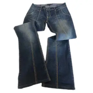 SUPERsnygga mörkblå jeans i flare-modell💗  Midja: 82 Innerbenslängd: 75