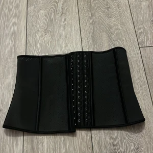 Waist trainer - Aldrig använd. Passar alla möjliga  beroende på hur man knäpper fast sen. 