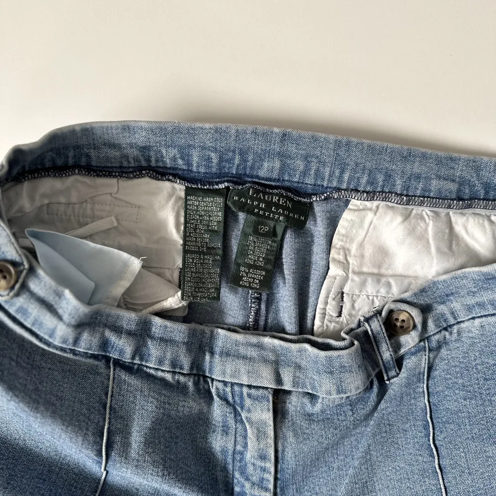 Jeans i rak modell med häftig sömn över låren och nedåt. Köpta second hand och är i fint skick :)). Jeans & Byxor.
