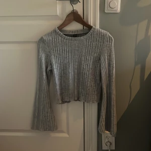 Topp - Säljer min gråa topp, för att den inte är min stil längre❤️ (från shein) inga defekter❤️ kontakta vid frågor eller bilder!🫶🏼 kram