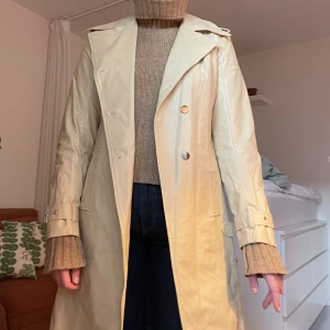 Läderkappa  - Beige kappa i läderimitation.