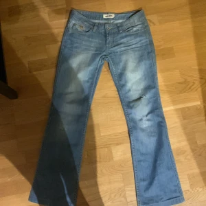 Ljusblå low waist byxor - Köpte precis på Plick men de passade mig inte därför säljer jag vidare dem nu, förra säljaren hade precis köpt dem så det var ingen användning där heller. Jätte snygga men tyvärr för små annars hade jag haft dem HELA TIDEN 💗💗. Kontakta vid fler frågor!!💗💗