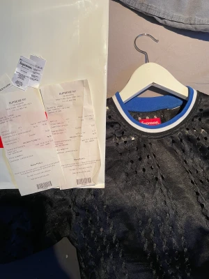 Supreme T-shirt  - Oanvänd supreme T-shirt. Köpt på supreme butiken i new york. Kvitto, påse och tags finns! Storlek S