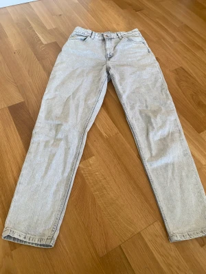 Grå jeans  - Grå jeans i bra skick.De är lite tajta vid benens slut men ändå sköna