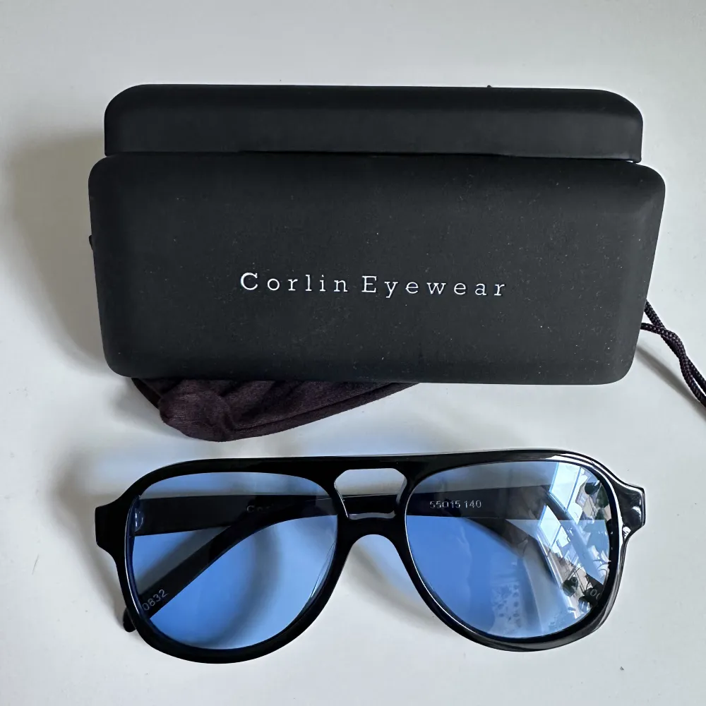 Säljer ett par solglasögon GELO Blue från Corlin Eyewear. I toppenskick, använda några gånger. Fodral och påse medföljer, se bilder.. Accessoarer.