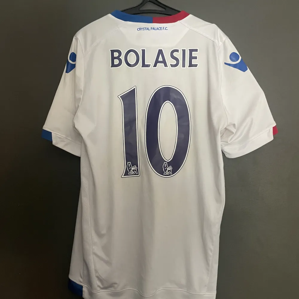 Fotbollströja från 2015/2016 med Bolasie 10 på ryggen. Skick 7/10, fler bilder kan skickas.. T-shirts.