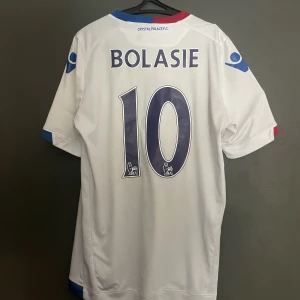 Fotbollströja Bolasie 10, Crystal Palace - Fotbollströja från 2015/2016 med Bolasie 10 på ryggen. Skick 7/10, fler bilder kan skickas.