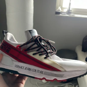 Versace Jeans Coulture sneakers - Ett par feta Versace skor som är för små och knappt använda, hittar inte skon i denna färgen längre, kommer med box