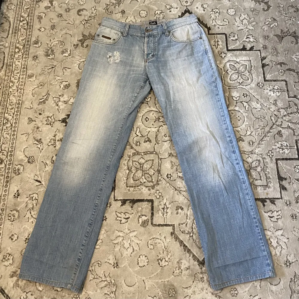 äkta dolce gabbana jeans (tyvärr lite för stora för mig, första bilden är inte min) innerben: 83cm midja: 40cm. Jeans & Byxor.