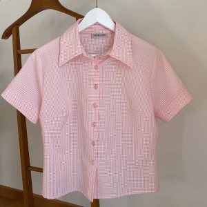 VINTAGE BLUS - En vintage-blus från Pipeline, köpt i en vintage-butik i Köpenhamn. Jag skulle säga att den passar strl XS - M. 🤍