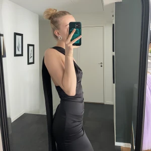 Svart långklänning  - Lång svart silkesklänning till bal eller fest. Supersnygg och unik i storlek S❤️