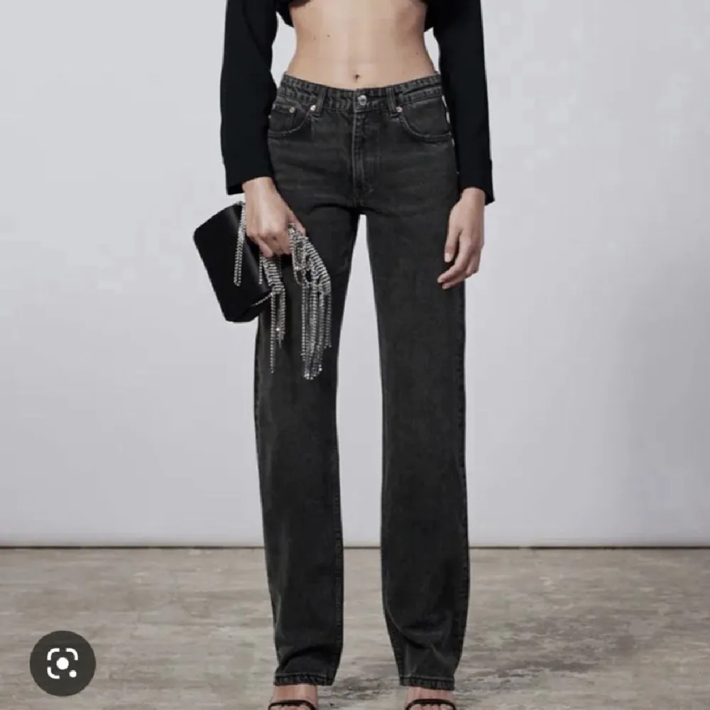 Hej! Säljer dessa mörk gråa jeans på grund av att de inte kommer till användning🤍. Jeans & Byxor.