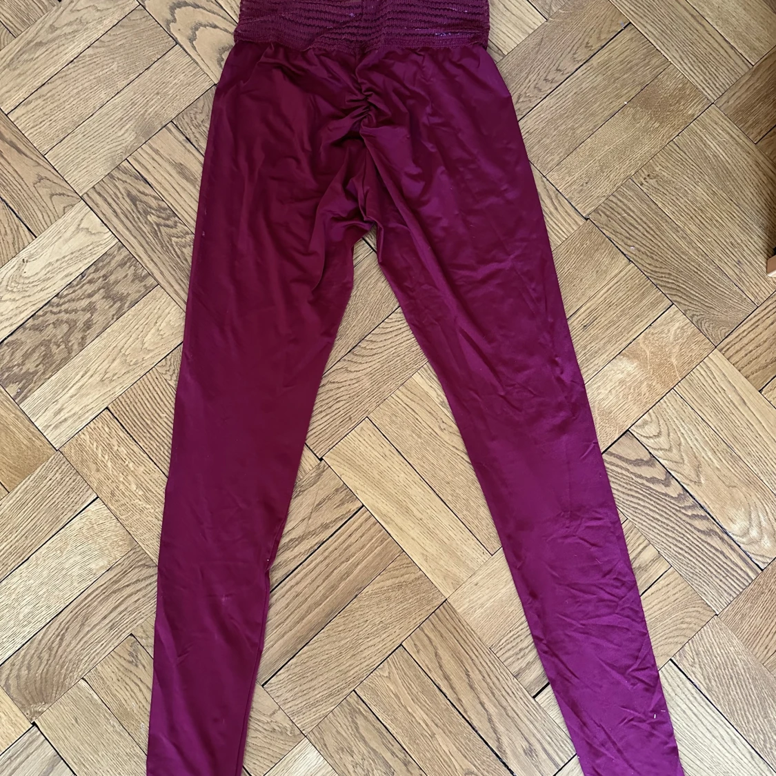 Röda träningstights med scrunch - 90