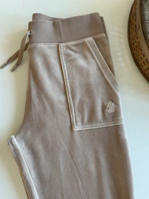 Juicy byxor, beiga - Köpte i butik för 1100 men har inte använt de. Säljer för mycket bra och billigt pris.