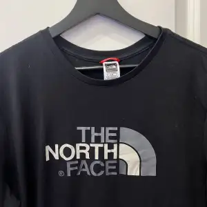The North Face T-Shirt köpt på JD för 499 Bra skick. Storlek L 