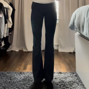 Säljer byxor från brandy Melville ” Priscilla pants” - Storlek xs/s. Jätte sköna byxor med för korta för mig. Är 175. Sitter perfekt runt midjan! Har använt byxorna 3-5 gånger men dem är som nya. Dem är mörkblåa!