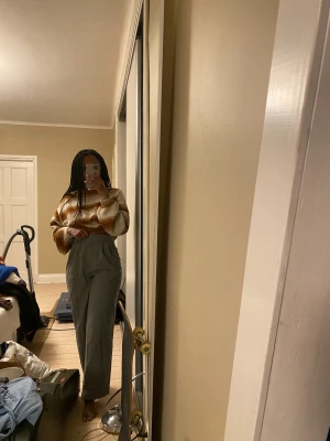 Grå raka kostymbyxor  - Säljer de perfekta raka kostymbyxorna från H&M! Mycket bra skick, passar dock tyvärr inte mig🥰