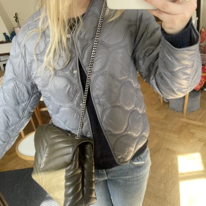 Mango jacka  - Populär jacka från mango i strl S. Använd fåtal gånger och i fint skick. Nypris är 600kr (slutsåld) och säljer för 400💕