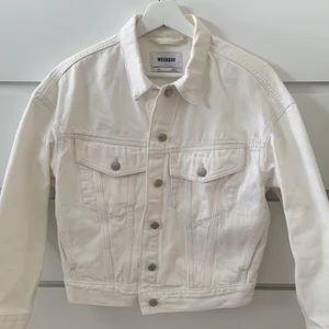 Vit jeansjacka - Jacka från Weekday i storlek XS, men sitter lätt oversized. Sparsamt använd ❤️