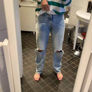 Håliga jeans i storlek 36. Är 170 cm och jeansen nuddar nästan precis golvet. Köpte dem för 599 och säljer dem för 399 kr. Skriv till mig om du är intresserad!! 