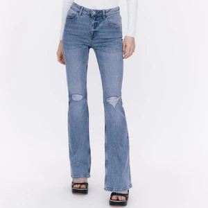 Utsvängda jeans zara  - Utsvängda jeans som bara kommit till användning vid ett tillfälle. Klippta nedtill för att passa mig som är 167cm. Storlek 40 men passar mig som vanligtvis har 38. 250kr inkl spårbar frakt via postnord. Hör av er vid frågor och funderingar🥰