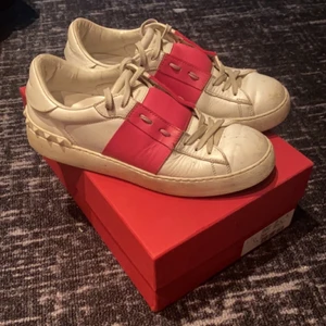 Valentino skor  - Så snygga valentino skor i storlek 38.