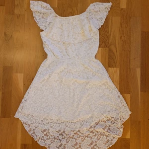 Klänning - Vit offshoulder spetsklänning från Lindex i storlek 146/152. I fint skick, kan fraktas men köparen står för frakten 💕