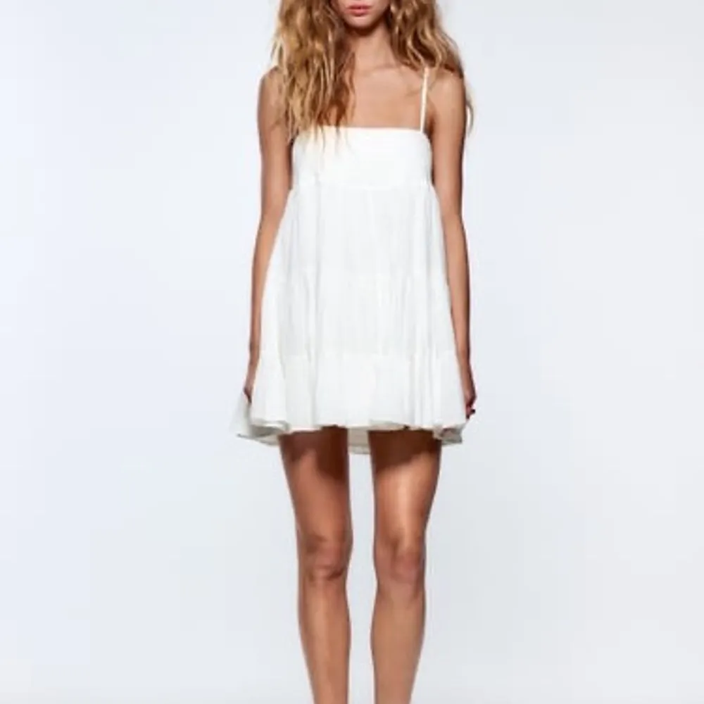 Jättefin vit klänning från Zara, köpt här på plick men säljer pga att den var för stor, prislappen kvar!. Klänningar.