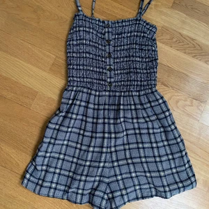 Grå rutig byxdress i XS - Grå rutig byxdress från Hollister perfekt till sommaren! Superskönt och lätt tyg som sitter bra på de flesta pga toppens material. 