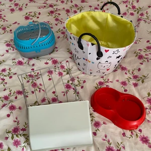 Djursaker - Hamster transport kostar 70 kr. Korg kostar 50 kr.  Hö häck kostar 20 kr st.  Mat skål kostar 25 kr.  Hus kostar 40 kr  Vatten flaska liten 40 kr  Vattenflaska stor 50 kr  