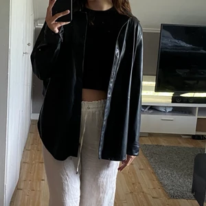 Skinnjacka - Skitsnygg fake-läderskjorta (?) från Lindex storlek M. Spontanköp förra sommaren så den är knappt använd. Passar verkligen till alla stilar! Nypris 399kr