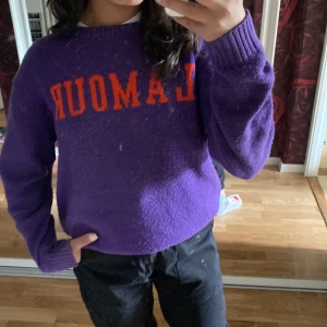 JÄTTE FIN STICKAD TRÖJA - Jag säljer denna stickade tröjan ifrån H&M med tryck. Det är i bra skick.