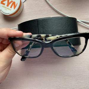 Säljer mina fantastiskt fina läsglasögon från Prada. Har fått sämre syn så kan inte ha dem mer tyvärr 💔 Styrka +1  Originalpris 3,500
