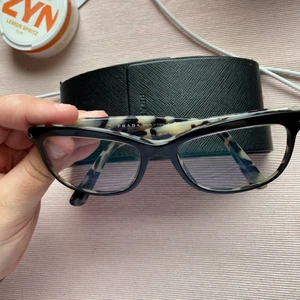 Prada - Säljer mina fantastiskt fina läsglasögon från Prada. Har fått sämre syn så kan inte ha dem mer tyvärr 💔 Styrka +1  Originalpris 3,500