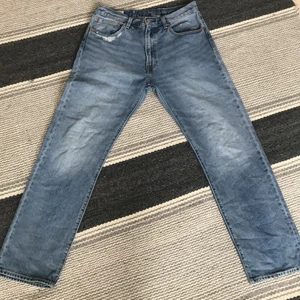 Levis 551 34/34 - Super snygga levis 551 med små fina detaljer🙌🏻🙌🏻. Knappast använda.